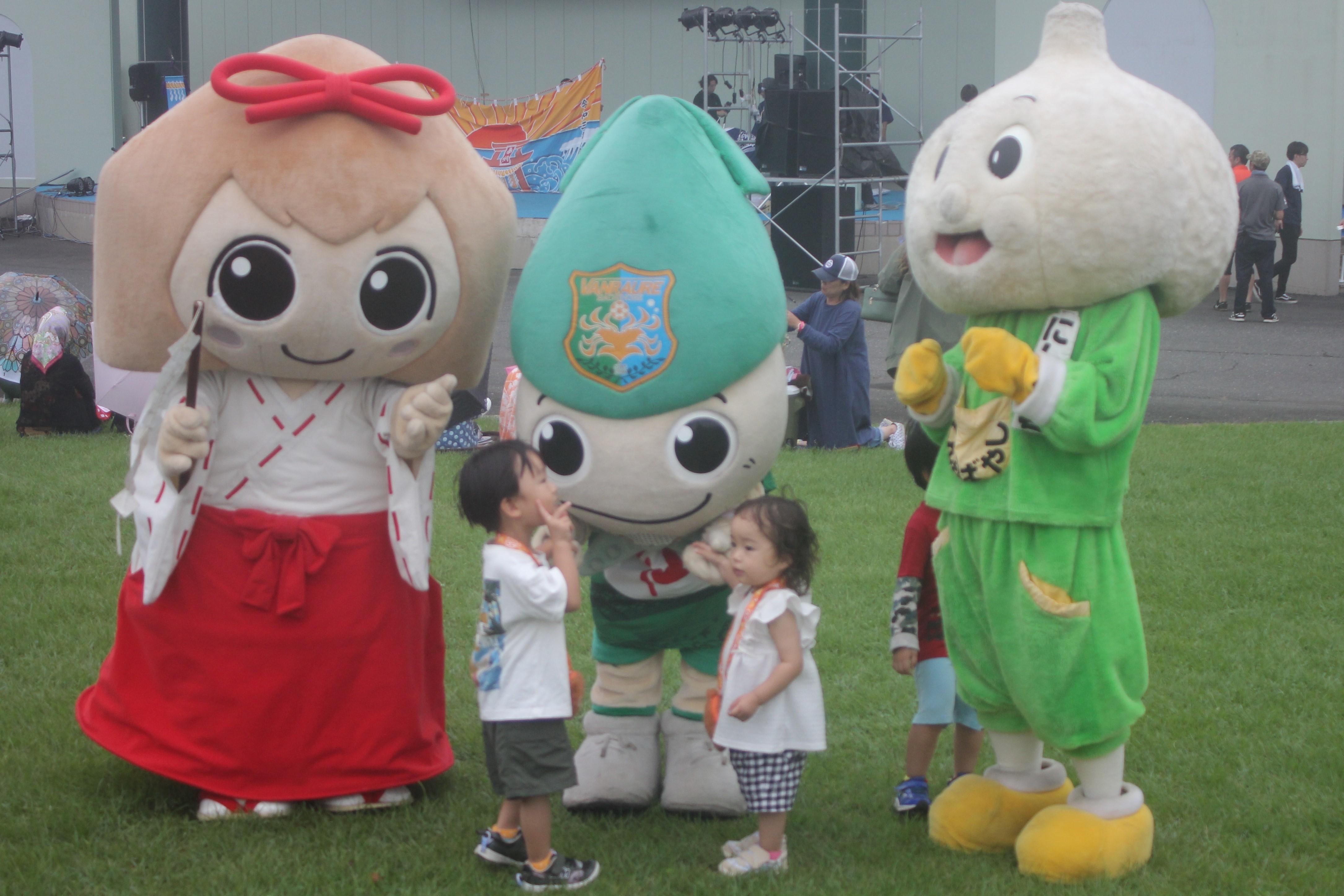 暑い夏盛り上げる 中央公園でしちのへ夏まつり