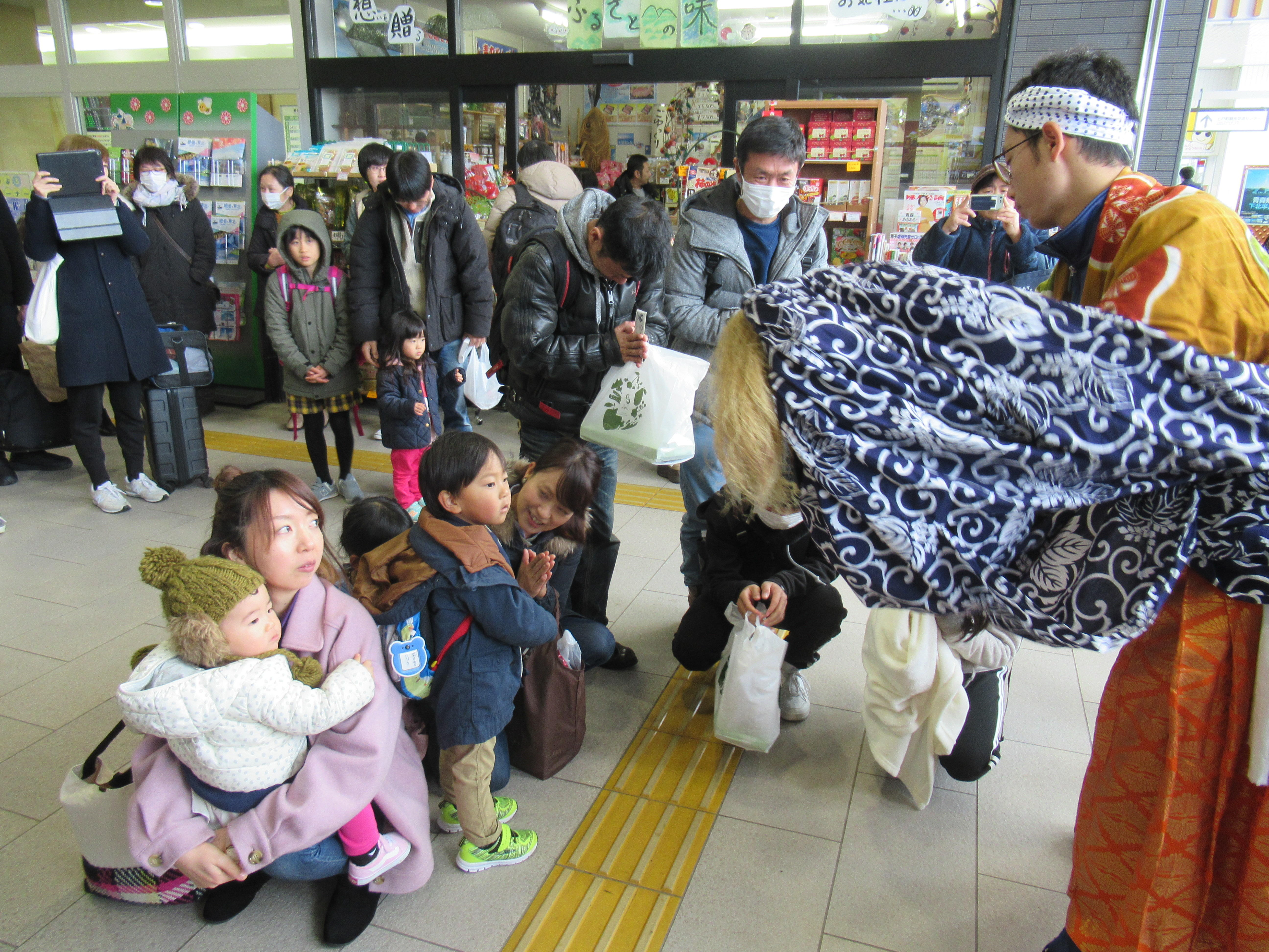 七戸十和田駅で伝統の舞を披露