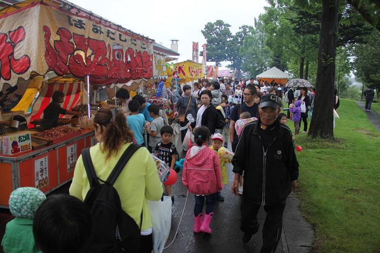 しちのへ夏まつり「あいにくの雨も大にぎわい」