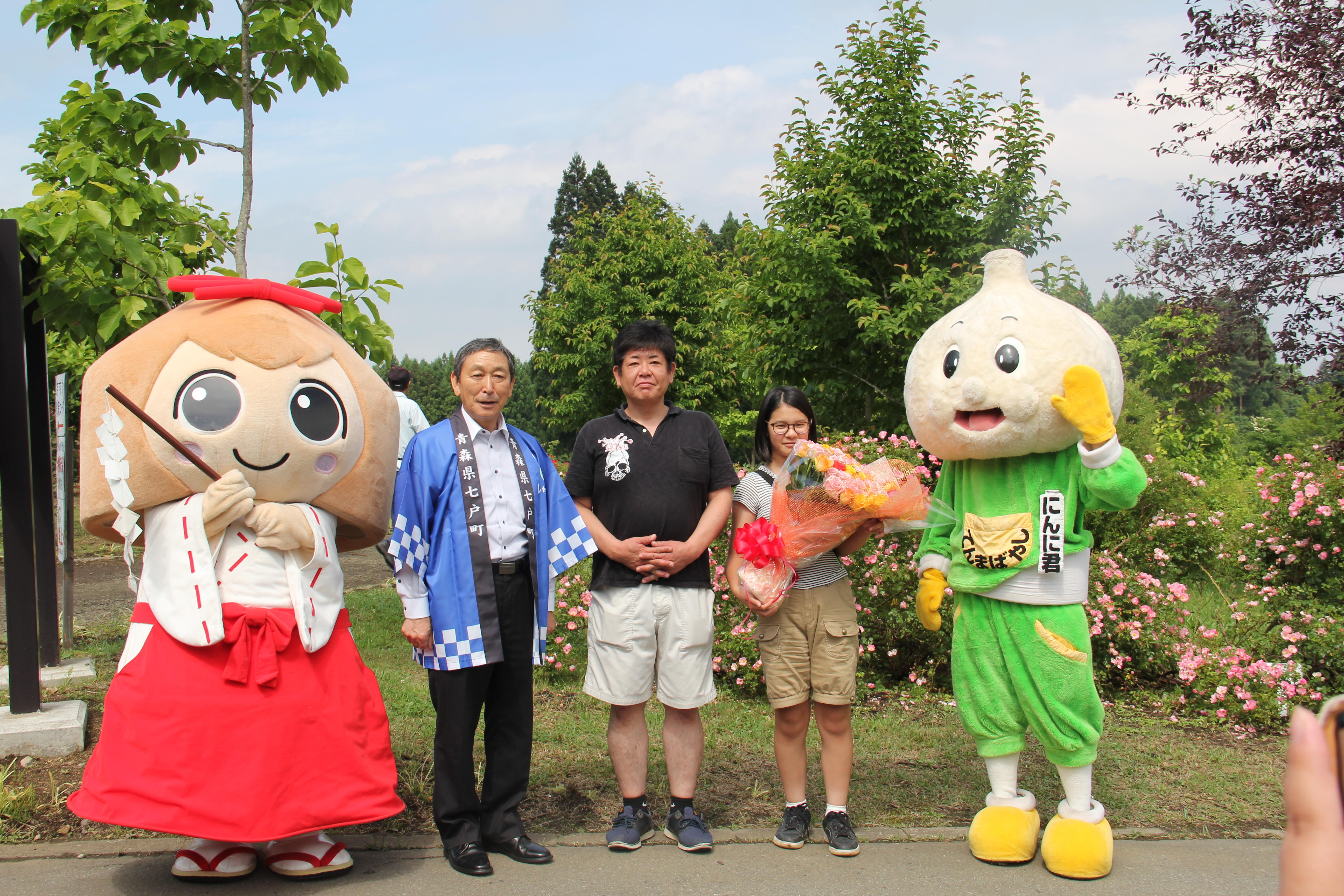 １万人目にバラの花束贈呈